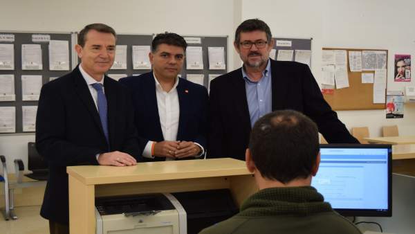Pérez Navas, Cazorla y Esteban presentan el escrito en el registro Pérez Navas, Cazorla y Esteban presentan el escrito en el registro