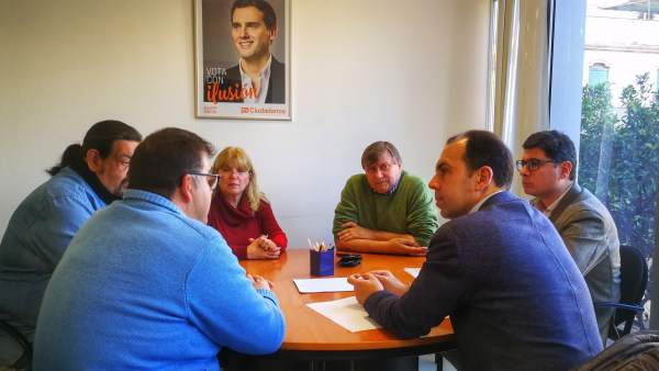 Millán reunido con la plantilla municipal de Huévar Millán reunido con la plantilla municipal de Huévar