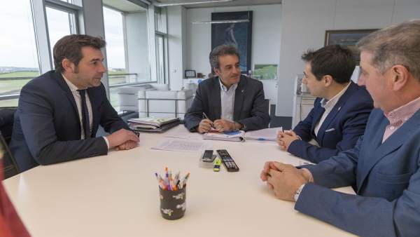 Martín se reúne con el alcalde de Santoña Martín se reúne con el alcalde de Santoña