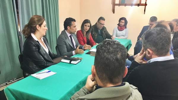 El PSOE de Huelva se reúne con el sector del mueble de Valverde del Camino. El PSOE de Huelva se reúne con el sector del mueble de Valverde del Camino.