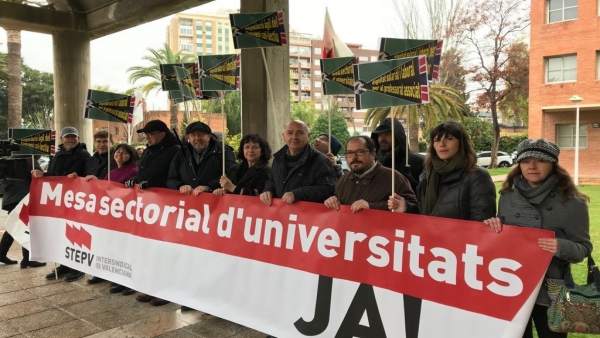 STEPV es concentra davant Educació per a exigir la Mesa Sectorial d'Universitats STEPV es concentra davant Educació per a exigir la Mesa Sectorial d'Universitats
