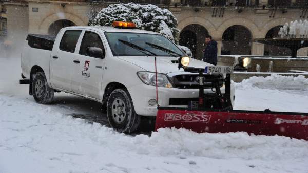 Un vehículo quitanieves trabaja en la ciudad de Teruel Un vehículo quitanieves trabaja en la ciudad de Teruel