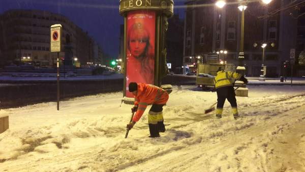Operarios trabajando por la noche en León ante la nevada Operarios trabajando por la noche en León ante la nevada