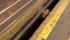 Un hombre aparece debajo de un metro en Nueva York