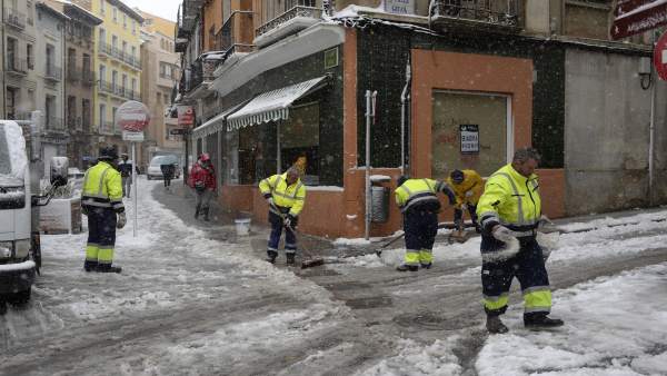 Trabajadores del PEMUVI echando sal y limpiando las calles de Huesca Trabajadores del PEMUVI echando sal y limpiando las calles de Huesca