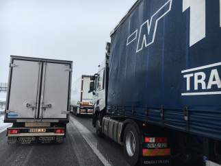 Varios camiones en la carretera