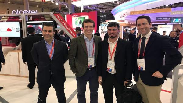 Teodoro García, primero por la derecha, en el Mobile World Congress Teodoro García, primero por la derecha, en el Mobile World Congress