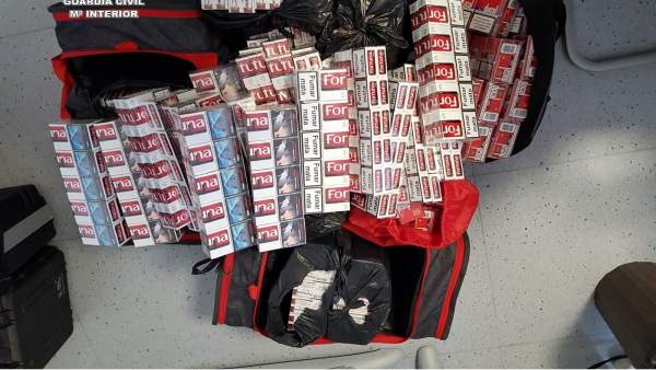 Tabaco de contrabando intervenido tras ser arrojado por la verja de Gibraltar Tabaco de contrabando intervenido tras ser arrojado por la verja de Gibraltar