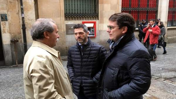 Fernández Mañueco antes de entrar al Foro Fernández Mañueco antes de entrar al Foro