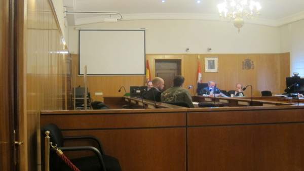 El condenado y su abogado, en la Audiencia de Valladolid. El condenado y su abogado, en la Audiencia de Valladolid.