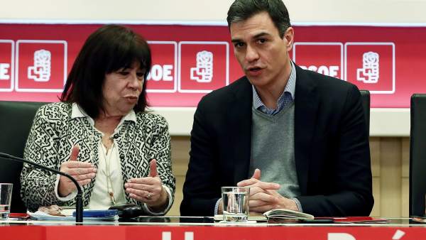 La presidenta del PSOE y su secretario general, Cristina Narbona y Pedro Sánchez, este lunes en Ferraz. La presidenta del PSOE y su secretario general, Cristina Narbona y Pedro Sánchez, este lunes en Ferraz.