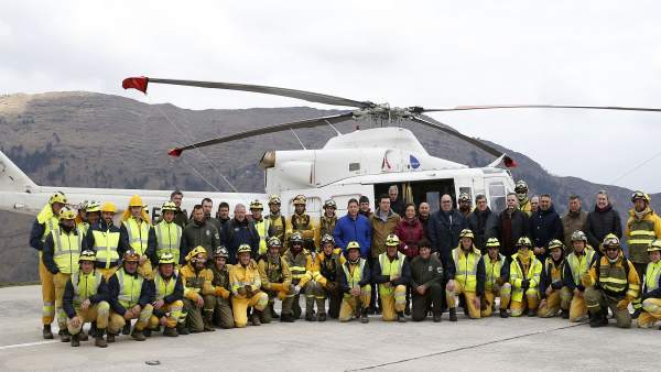 Oria con la brigada de refuerzo de incendios forestales en el helipuerto de Jaed Oria con la brigada de refuerzo de incendios forestales en el helipuerto de Jaed