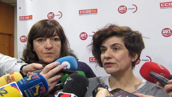 Pura Huerta y Elena Pérez, atendiendo a los medios antes de la asamblea Pura Huerta y Elena Pérez, atendiendo a los medios antes de la asamblea