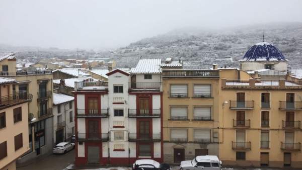La neu tanca algun col·legi i afecta diverses rutes escolars de l'interior de Castelló La neu tanca algun col·legi i afecta diverses rutes escolars de l'interior de Castelló