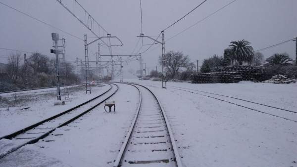 Vías de tren cubiertas por la nieve. Nevada sobre líneas ferroviarias. Vías de tren cubiertas por la nieve. Nevada sobre líneas ferroviarias.