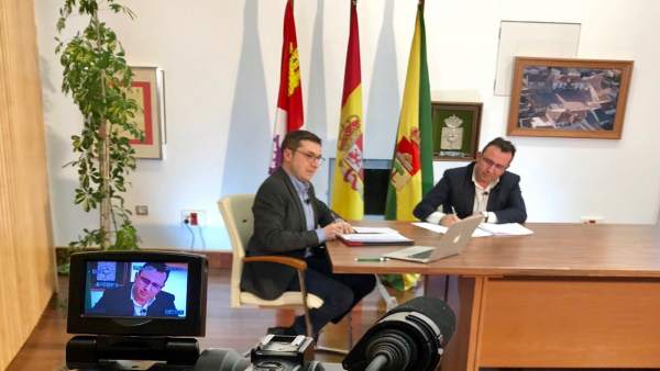 Cuaresma (I) y el alcalde de Pedrajas (D) Cuaresma (I) y el alcalde de Pedrajas (D)