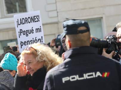 Pensionistas se manifiestan a la puertas del Congreso