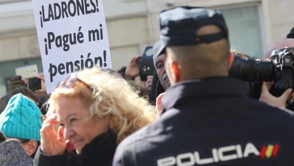 Pensionistas se manifiestan a la puertas del Congreso Pensionistas se manifiestan a la puertas del Congreso