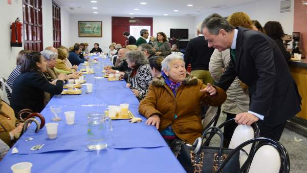 José Luis Sanz en el tradicional desayuno andaluz con los vecinos de mayor edad José Luis Sanz en el tradicional desayuno andaluz con los vecinos de mayor edad