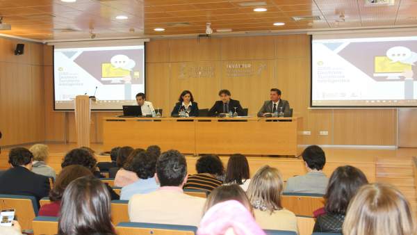 Francesc Colomer, en el centro de la mesa, junto a Raquel Huete Francesc Colomer, en el centro de la mesa, junto a Raquel Huete