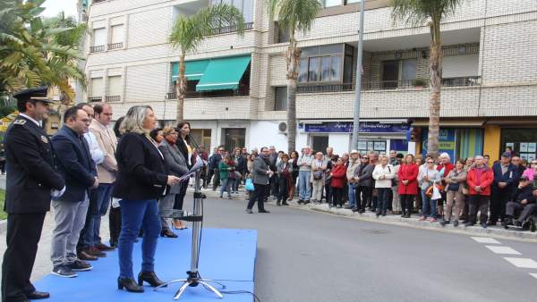 La alcaldesa de Almuñécar, Trinidad Herrera, lee el manifiesto por el 28F La alcaldesa de Almuñécar, Trinidad Herrera, lee el manifiesto por el 28F