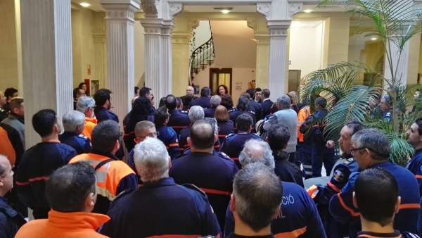Los voluntarios de Protección Civil abarrotan el vestíbulo de la Conselleria Los voluntarios de Protección Civil abarrotan el vestíbulo de la Conselleria