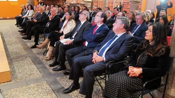 Galardonados y responsables de Ibercaja, en el Patio de la Infanta Galardonados y responsables de Ibercaja, en el Patio de la Infanta