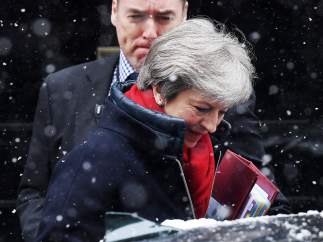 La primera ministra británica, Theresa May, dirigiéndose a una sesión de control en el Parlamento británico, en Londres, Reino Unido.