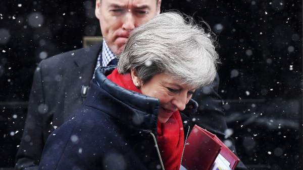 La primera ministra británica, Theresa May, dirigiéndose a una sesión de control en el Parlamento británico, en Londres, Reino Unido. La primera ministra británica, Theresa May, dirigiéndose a una sesión de control en el Parlamento británico, en Londres, Reino Unido.