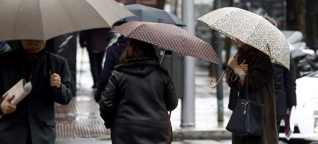 Persona con paraguas por la lluvia