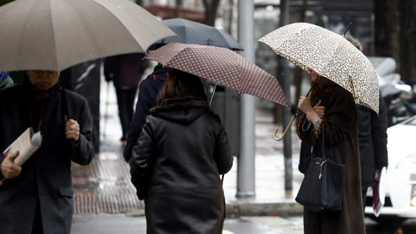 Persona con paraguas por la lluvia Persona con paraguas por la lluvia