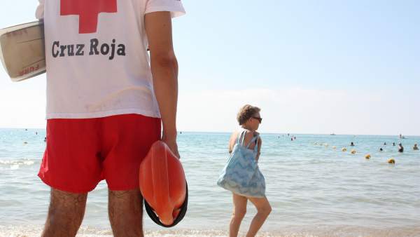 Un Socorrista De Cruz Roja Vigila La Playa Un Socorrista De Cruz Roja Vigila La Playa