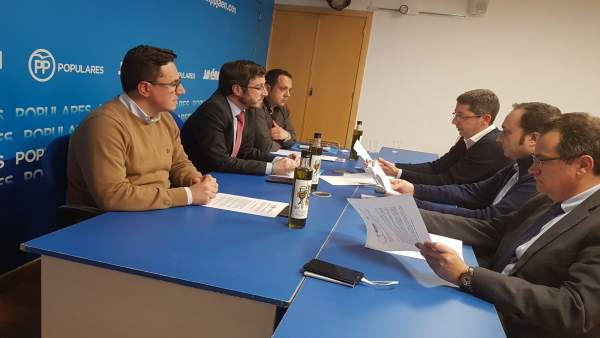 Reunión del PP con representantes del sector turístico. Reunión del PP con representantes del sector turístico.