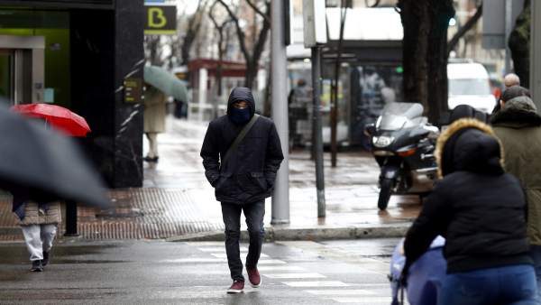 Persona con paraguas por la lluvia Persona con paraguas por la lluvia