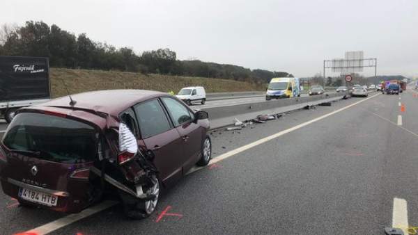 Uno de los vehículos accidentados en la A-2 en Fornells de la Selva. Uno de los vehículos accidentados en la A-2 en Fornells de la Selva.