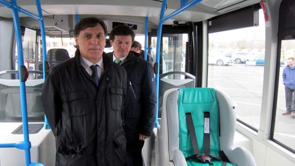 Carlos García Carbayo en un autobús municipal. Carlos García Carbayo en un autobús municipal.