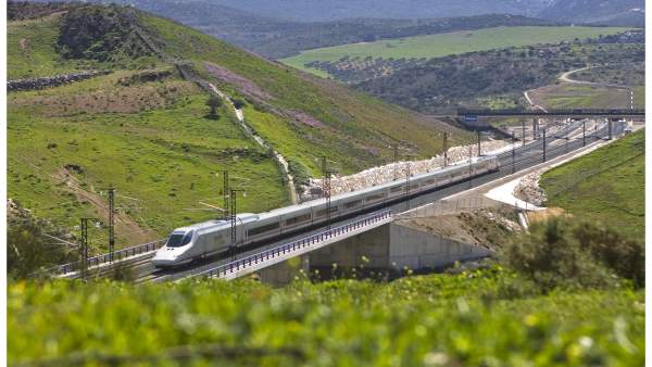 Tren AVE Málaga-MAdrid turismo ferroviario vías ferrocarril Tren AVE Málaga-MAdrid turismo ferroviario vías ferrocarril