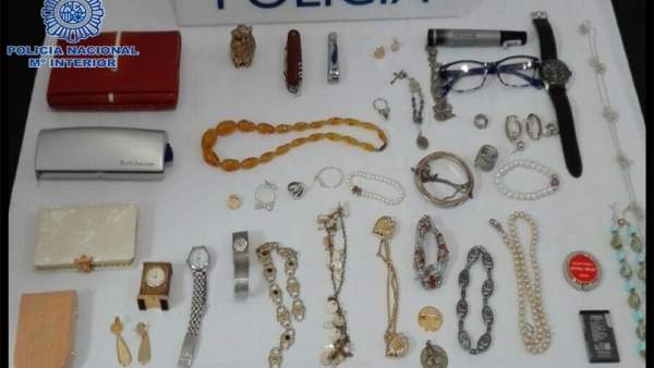 Dos detinguts a Dénia després de deixar-se en una casa que havien assaltat un cartó que usaven per a pidolar Dos detinguts a Dénia després de deixar-se en una casa que havien assaltat un cartó que usaven per a pidolar