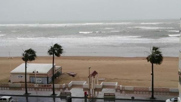 Playa de la capital azotada por el temporal Playa de la capital azotada por el temporal