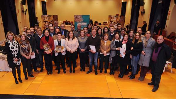 Carrillo (centro) y alcaldes, tras la firma del acuerdo Carrillo (centro) y alcaldes, tras la firma del acuerdo