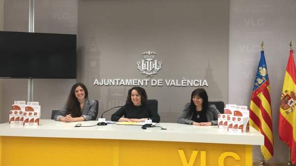 Glòria Tello (centro), Naza Hernández (izq.) y Álex González (dcha.) Glòria Tello (centro), Naza Hernández (izq.) y Álex González (dcha.)