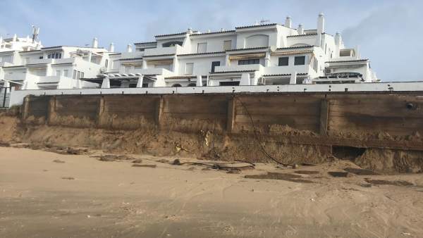 Daños del temporal en la playa de Punta Umbría. Daños del temporal en la playa de Punta Umbría.