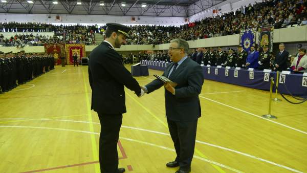 Zoido (D) entrega uno de los diplomas Zoido (D) entrega uno de los diplomas
