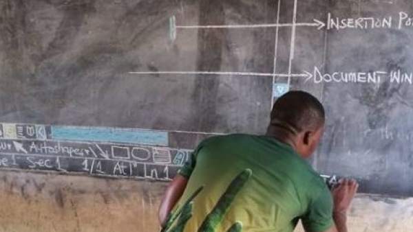 La falta de ordenadores no impide a este profesor de Ghana enseñar Word a sus alumnos La falta de ordenadores no impide a este profesor de Ghana enseñar Word a sus alumnos