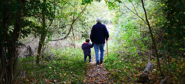 Un abuelo y su nieta
