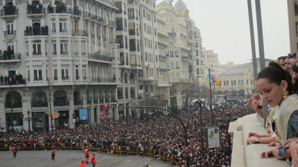 Público congregado para la 'mascletà' junto al Ayuntamiento Público congregado para la 'mascletà' junto al Ayuntamiento