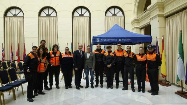 Voluntarios de protección civil de málaga con el alcalde francisco de la torre Voluntarios de protección civil de málaga con el alcalde francisco de la torre