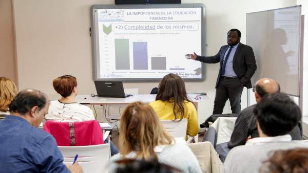 Un momento del curso dado por el Proyecto Edufinet en Cruz Roja Córdoba Un momento del curso dado por el Proyecto Edufinet en Cruz Roja Córdoba