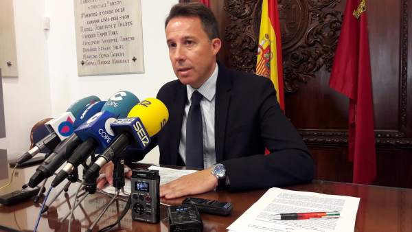 El alcalde, en la rueda de prensa El alcalde, en la rueda de prensa