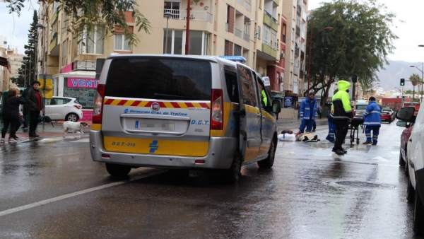 Un furgón de atestados acude a un atropello en Almería Un furgón de atestados acude a un atropello en Almería